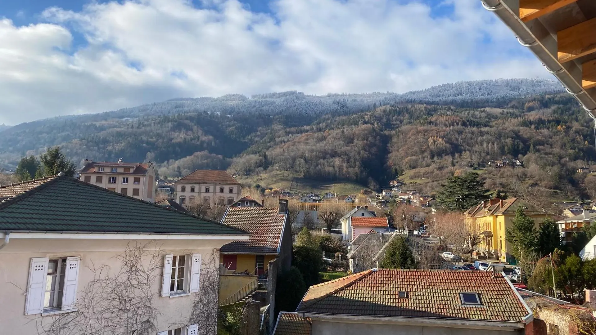 Appartement Grand T1 Familial, Videoprojecteur Et Superbe Vue ! à Allevard